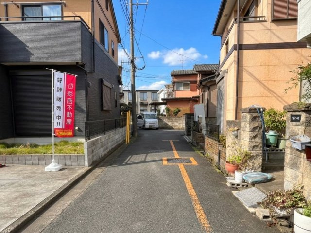 所沢市久米中古戸建の前面道路含む現地写真