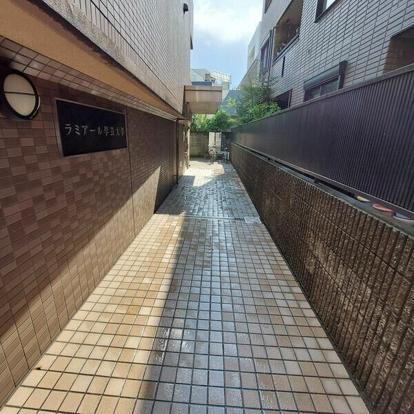 ラミアール学芸大学のエントランス
