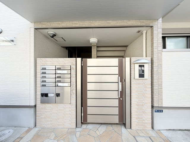 フジパレス武庫川駅東2番館のエントランス