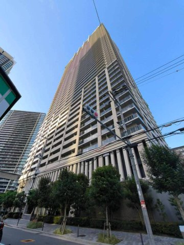 ブランズタワー梅田ノースの外観|総戸数653戸、地上50階建ての大規模タワーレジデンス。街のランドマークとして存在感を放ちます。