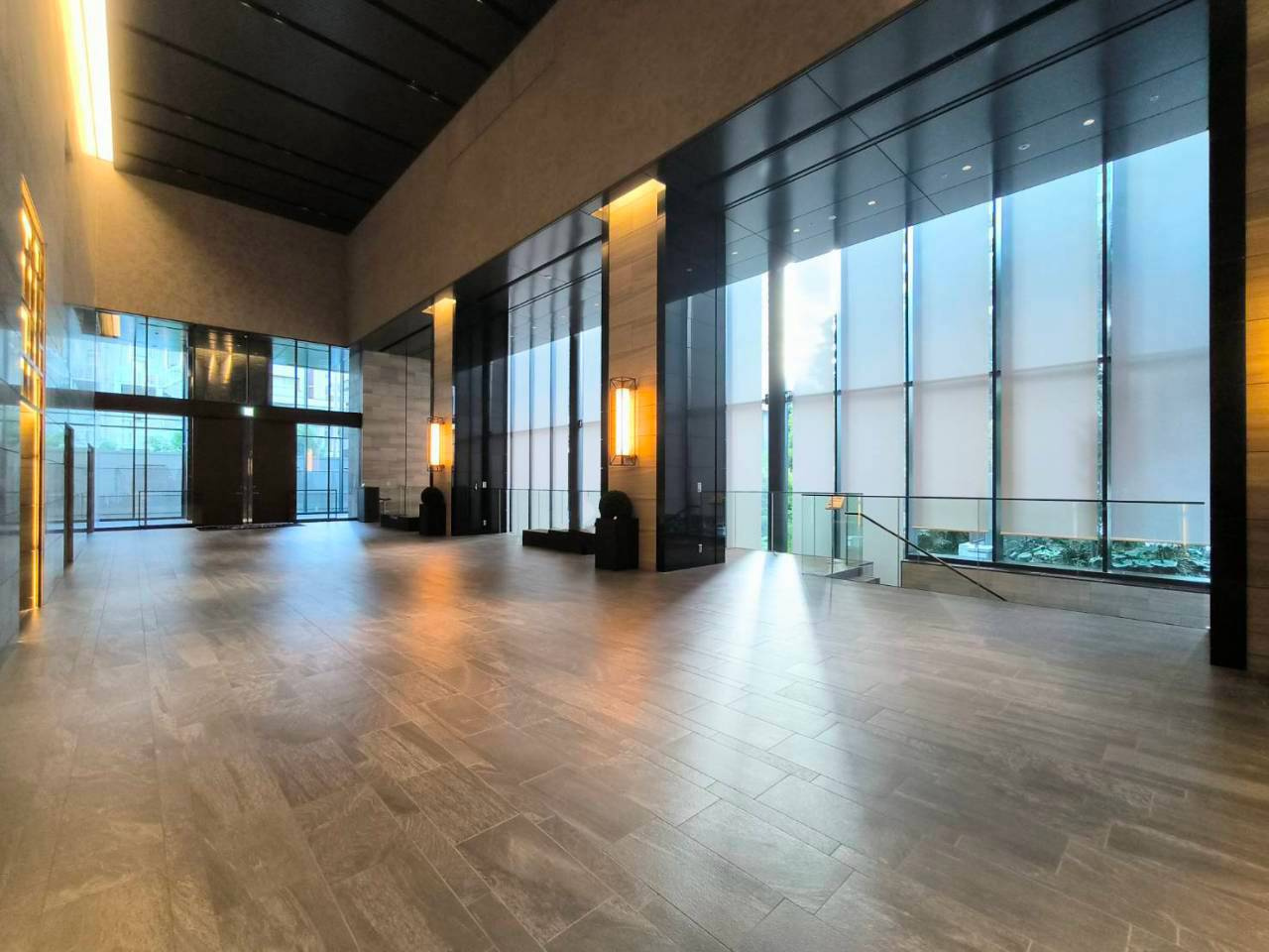 ブランズタワー梅田ノースのその他共用部分|天井高約10ｍを誇る開放感あふれるグランドエントランス。ホテルライクな空間が上質な日常を演出します。