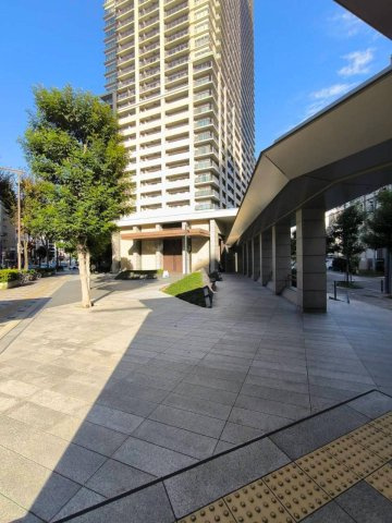 ブランズタワー梅田ノースのその他共用部分|エントランスから駅入口まで屋根付きの動線を確保。雨の日も濡れることなく駅構内へアクセスできます。