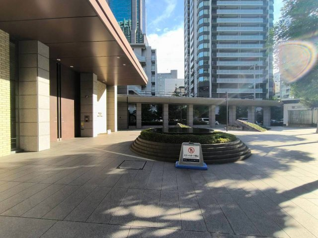 ブランズタワー梅田ノースのその他共用部分|エントランス前には開放感あふれる公開空地を確保。ゆとりある空間がタワーレジデンスの風格を演出します。
