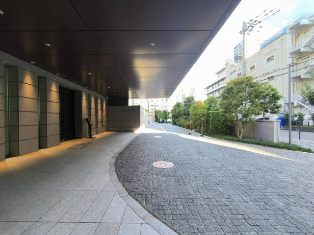 ブランズタワー梅田ノースのその他共用部分|高級ホテルを彷彿とさせる、ゆとりある2車線設計の車寄せ。優雅な乗り降りを叶え、住まう方を迎えます。