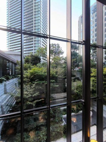 ブランズタワー梅田ノースのその他共用部分|壮麗なガラスウォールが印象的なグランドエントランス。開放感と洗練されたデザインが高級感を演出します。