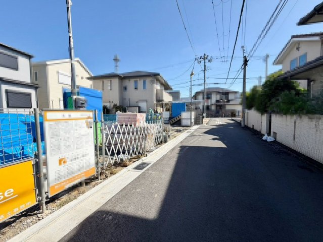 羽衣５丁目　新築一戸建の前面道路含む現地写真|全居室収納有！季節の物や家族の思い出も大切に保管出来て嬉しいですね♪