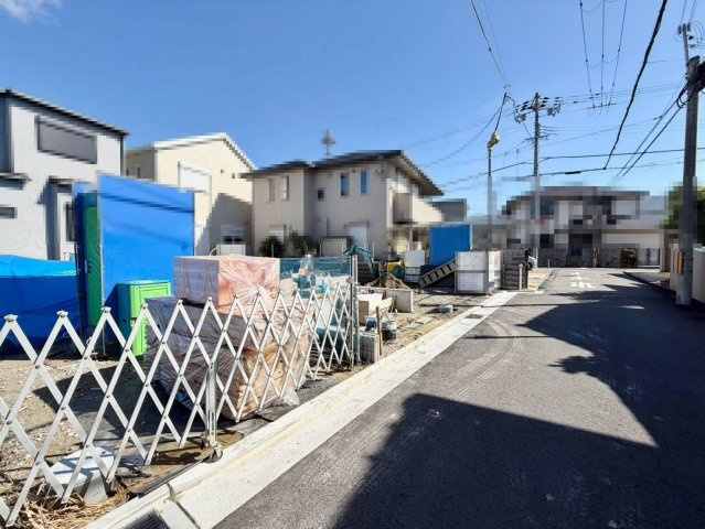 羽衣５丁目　新築一戸建の前面道路含む現地写真|【暮らしやすい３ＬＤＫ】テレワークのお仕事部屋、子供部屋等、ライフスタイルや家族構成に合わせて多目的にご使用いただけます♪