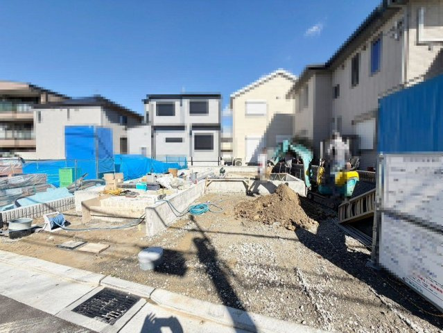 羽衣５丁目　新築一戸建の駐車場|ゆとりの玄関ですよ！靴の脱ぎ履きがしやすいですね！シューズボックスも付いているので、玄関周りもすっきり片付きますね！