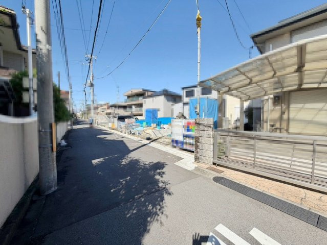 羽衣５丁目　新築一戸建の前面道路含む現地写真|【閑静な住宅地でのびのび子育て】閑静な住宅地で子育て家族にピッタリ！毎日のお散歩も快適な緑に恵まれたエリアです♪