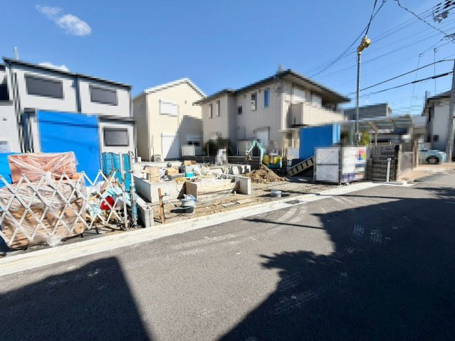 羽衣５丁目　新築一戸建の前面道路含む現地写真|【南西向き日当たり良好】たっぷりの陽光に包まれる明るい住まいに気持も明るくなりますね！是非現地にてご確認ください♪