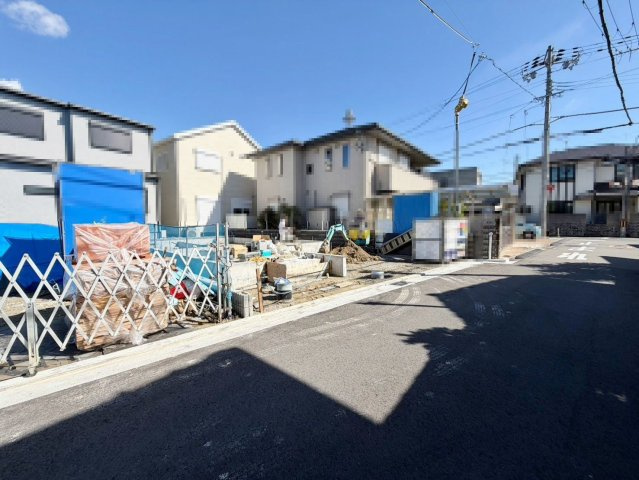 羽衣５丁目　新築一戸建の前面道路含む現地写真|ＬＤＫ約１９帖！パントリーあります！３面採光の明るくゆとりあるリビングに家族に時間も増えますね！