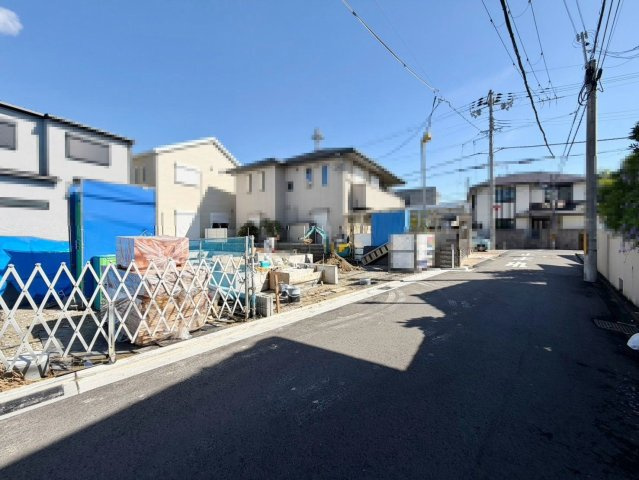 羽衣５丁目　新築一戸建の前面道路含む現地写真|対面式を採用したキッチンですので、リビングで寛ぐご家族をいつも感じられます！会話を楽しみながら家事ができますね♪