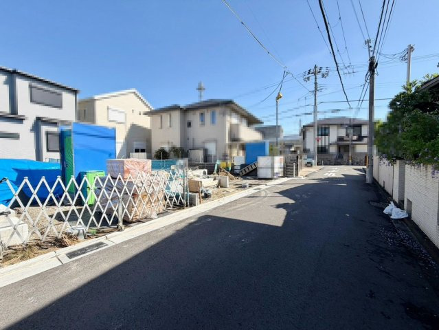 羽衣５丁目　新築一戸建の前面道路含む現地写真|【浴室乾燥機付】一坪以上の浴室です！のびのび一日の疲れを癒して下さいね！浴室に窓が付いているので、換気ができて湿気やカビ防止になりますよ♪
