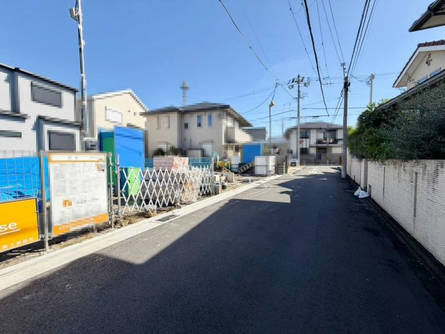 羽衣５丁目　新築一戸建の前面道路含む現地写真|ゆとりのある洗面室ですよ♪朝の身支度もスムーズにできますね！