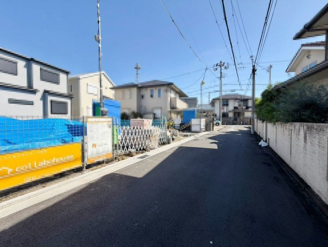 羽衣５丁目　新築一戸建の前面道路含む現地写真|トイレ１階と２階の２ヶ所あります！忙しい朝や家族の多いご家庭も安心ですね♪