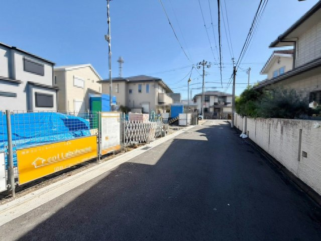 羽衣５丁目　新築一戸建の前面道路含む現地写真|４ＬＤＫへ間仕切りも可能です！ライフスタイルに合わせてご相談ください！詳しくはお気軽に係りの者にお尋ねください！※間仕切り壁は別途費用が発生します。