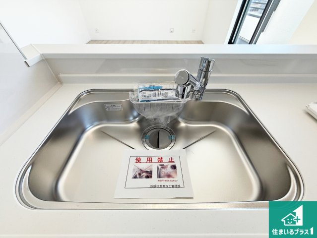 ◆堺市東区高松　新築一戸建ての独立洗面台|清潔感のある洗面台です。フラットな鏡は掃除がしやすく毎日清潔！ホースは引き出して使えるので洗顔やお掃除の際に便利です！