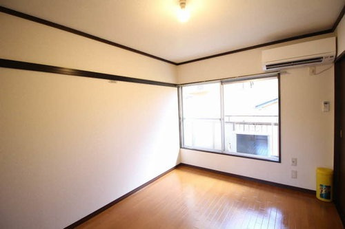 セゾン桜新町Aの居間・リビング|5.6帖の洋室♪