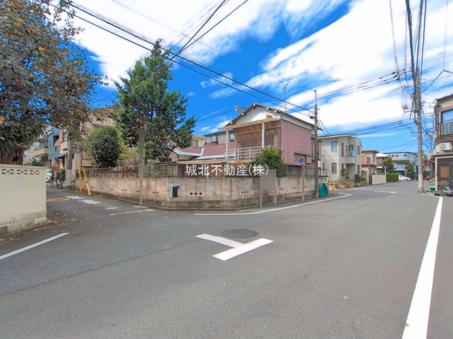 練馬区平和台1丁目 全3区画 2区画の前面道路含む現地写真|開放感溢れる三方角地♪♪　自由設計の売地　全3区画
現況上物解体中です　更地でのお引渡しです