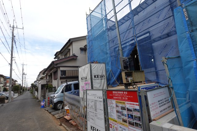 川越市霞ヶ関北5丁目　4LDK+カースペース２台付き　新築戸建の前面道路含む現地写真