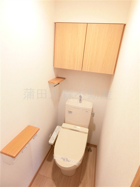 ルーブル蒲田南七番館のトイレ|吊戸棚と温水洗浄便座付きのトイレ