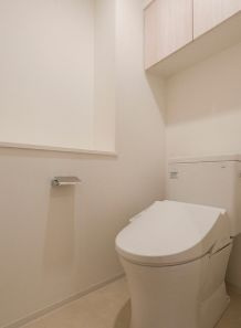 コンフォリア・リヴ豊洲キャナルのトイレ|落ち着いた色調のトイレです