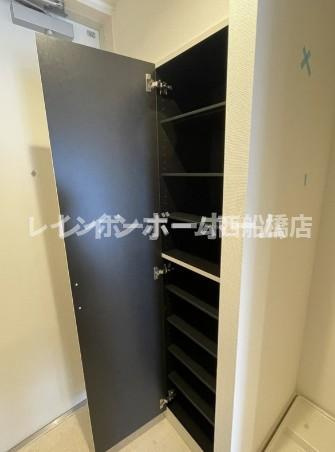 リブリ・ウィステリア船橋の玄関