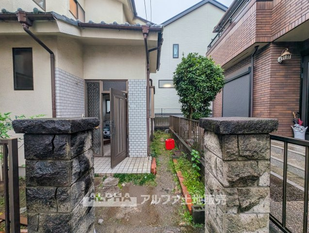 あきる野市牛沼 中古戸建ての外観|【Home Sweet Home】◆家族の毎日を育む場所◆落ち着いた住宅街に佇む2階建住宅。家族との時間を大切にしながら、日々の暮らしを積み重ねていける住まいです。