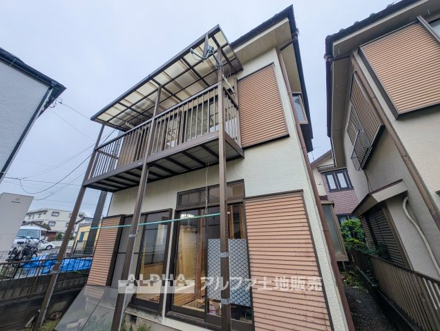 あきる野市牛沼 中古戸建ての外観|【Comfortable Home】◆暮らしやすさを身近に◆JR五日市線「秋川」駅徒歩12分。スーパーやコンビニなどの買い物施設も周辺にそろい、日々の生活を支えてくれる住環境です。