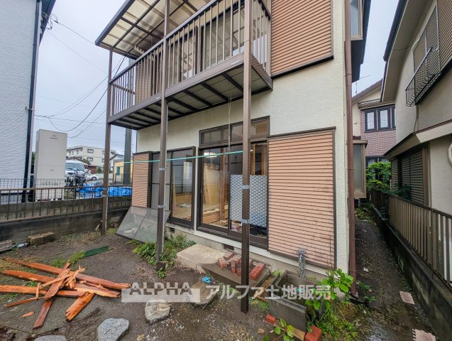 あきる野市牛沼 中古戸建ての外観|【My Home】◆戸建住宅ならではの暮らし◆土地134平米超の敷地に建つ2LDK住宅。駐車スペースを1台分備え、室内だけでなく屋外の空間も暮らしに取り入れられます。