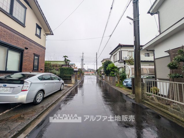 あきる野市牛沼 中古戸建ての前面道路含む現地写真|【Private Parking】◆毎日の移動をスムーズに◆住まいの敷地内に駐車スペースを設けています。荷物の多いお買い物帰りなどにも便利。駐車可能な車種やサイズは現地でご確認ください。