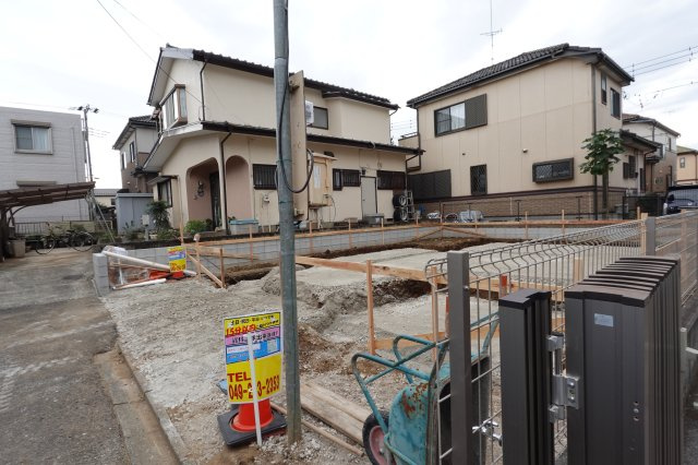 川越市上戸新町　4LDK+カースペース付き　新築戸建の前面道路含む現地写真