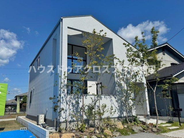 神辺町川南 III期　3980万の外観|白い壁を背景に、植栽が美しく映えるモダンな住まい。自然石を配したナチュラルな外構が、建物全体に柔らかな印象を与えます。