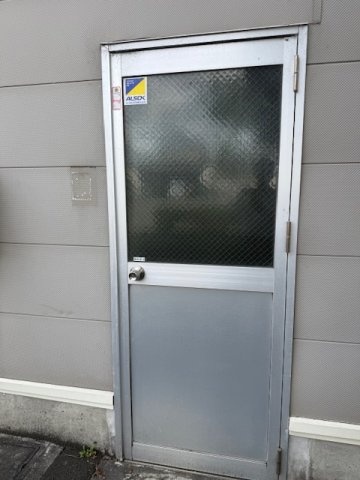 今泉カチドキ貸倉庫の玄関