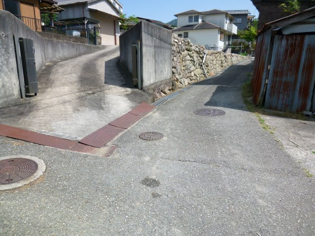 西宮市山口町中野1丁目　売土地の前面道路含む現地写真