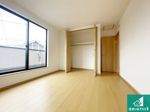 神戸市北区北五葉　新築一戸建ての洋室|寝室は心地よい眠りについてもらいたくて、シンプルかつ開放的な空間な設計にしています！大きな窓から差し込む日が心地いいです♪