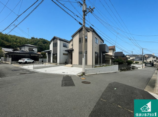 神戸市北区北五葉　新築一戸建ての前面道路含む現地写真|周辺は閑静な住宅街！前面道路広々で車の出し入れも便利です。駐車が苦手な方でも安心して車庫入れできます！