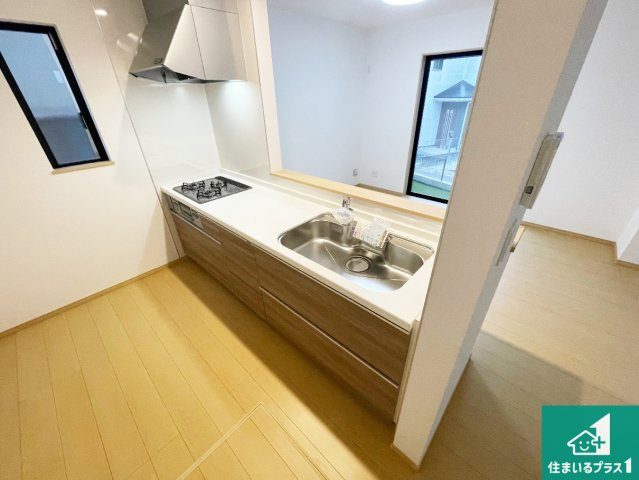神戸市北区北五葉　新築一戸建てのキッチン|リビングと統一感があり、使い勝手のいいキッチン。広々としているので、二人並んで作業が出来ちゃいます。お子様と一緒に色々なお料理に挑戦できるスペースがあります。