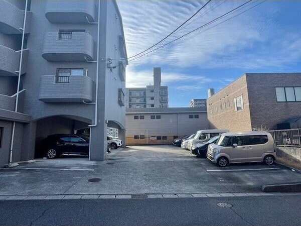ガーデンヒルズの駐車場