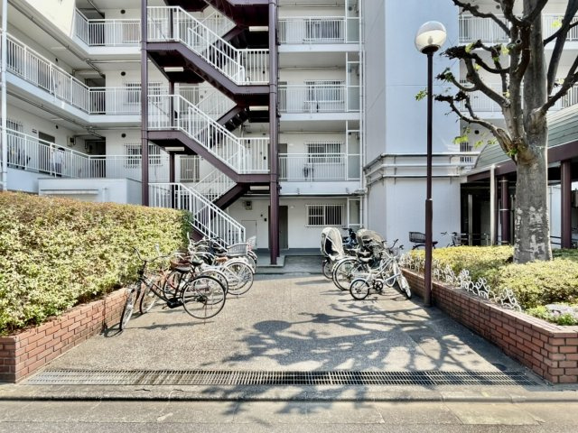 ジュウェル城東の駐輪場|【自転車置き場】最新の空き状況や費用などの詳細は担当スタッフまでお問い合わせください。