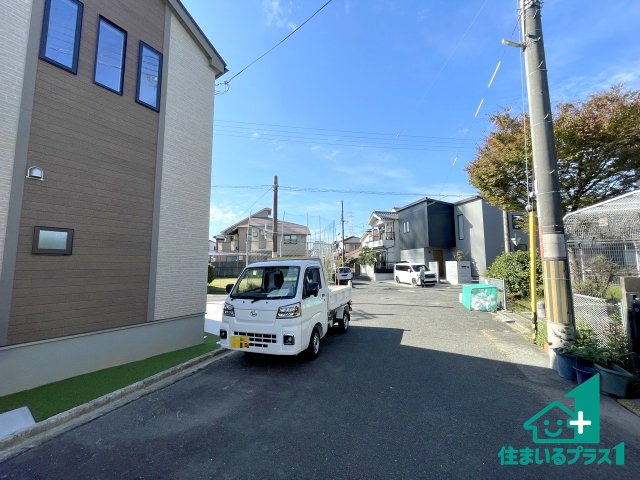 ■31日(土)1日(日)3日(祝)枚方市西牧野　第1期　新築一戸建ての前面道路含む現地写真|周辺は閑静な住宅街！前面道路広々で車の出し入れも便利です。駐車が苦手な方でも安心して車庫入れできます！