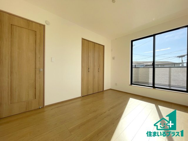 ■枚方市西牧野　第1期　新築一戸建ての洋室|シンプルな洋室は、自分好みのインテリアが楽しめます♪ご家族とインテリアや家具を選びに行くのは入居時の醍醐味の一つです。ぜひお楽しみください♪
