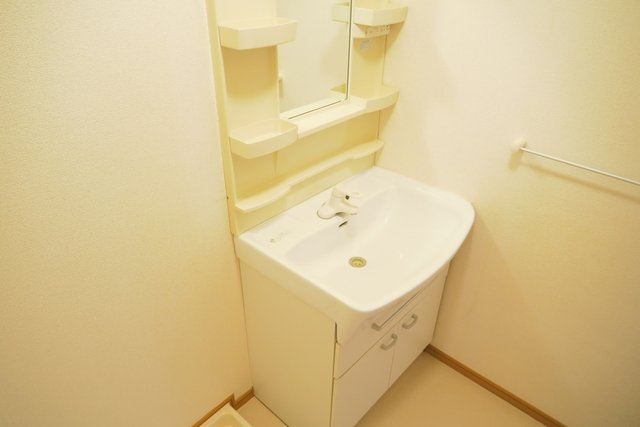むくのき荘の洗面所|明るい洗面所です