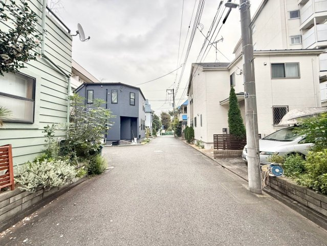 三鷹市牟礼6丁目　新築戸建の前面道路含む現地写真|2026.10.29撮影

現地ご見学希望・資料請求などお気軽にお問い合わせ下さい！
03-5990-5201