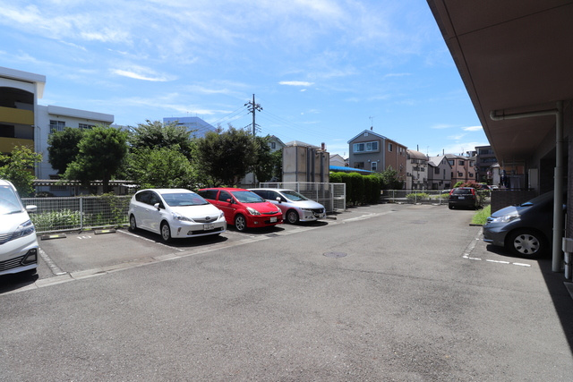 アルデール中原の駐車場