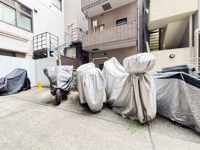 トーカン新宿第2キャステールの駐車場|バイク置き場