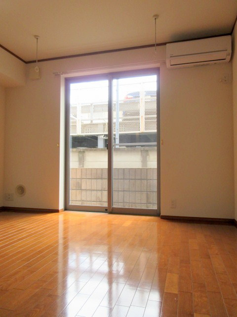 ヴィラ・クローネ２の居間・リビング|キレイなフローリングのお部屋です