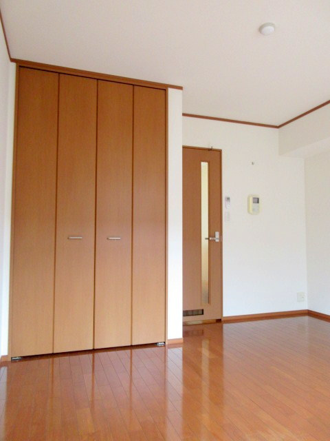 ヴィラ・クローネ２の寝室|キレイなフローリングのお部屋です