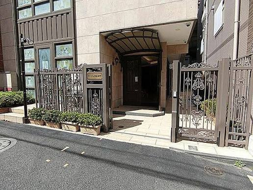 マージュ市谷柳町のエントランス|マージュ市谷柳町：「牛込柳町」駅徒歩２分！