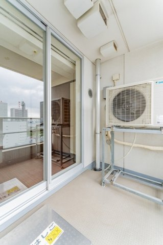 Ｗｈｉｔｅ　Ｔｏｗｅｒ　Ｈａｍａｍａｔｓｕｃｈｏのバルコニー|外からの目が気にならないバルコニーで洗濯物が干せます